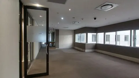 The Mall Offices - Rosebank , 11 Cradock Avenue has a 1074m² Office Space Available To Let on the 6th Floor (15)